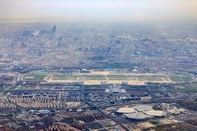 上海辦公樓臨空園區(qū)內(nèi)，為白領(lǐng)送餐的竟是6個“機(jī)器人”！